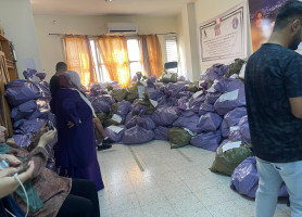 توزيع طرود صحية على النساء النازحات من الحالات الخاصة