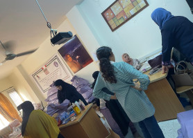 توزيع طرود صحية على النساء النازحات من الحالات الخاصة