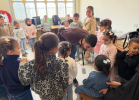 مساحة للفرح وسط التحديات: جلسة تفريغ نفسي للأطفال في طولكرم