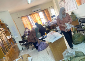 توزيع طرود صحية على النساء النازحات من الحالات الخاصة