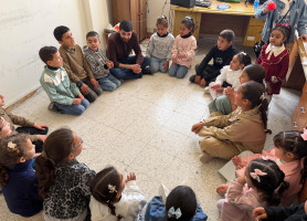 مساحة للفرح وسط التحديات: جلسة تفريغ نفسي للأطفال في طولكرم