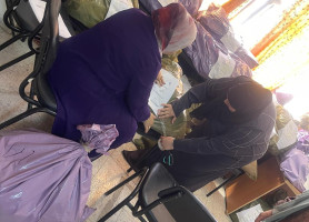 توزيع طرود صحية على النساء النازحات من الحالات الخاصة