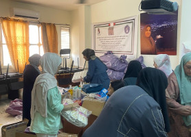 توزيع طرود صحية على النساء النازحات من الحالات الخاصة